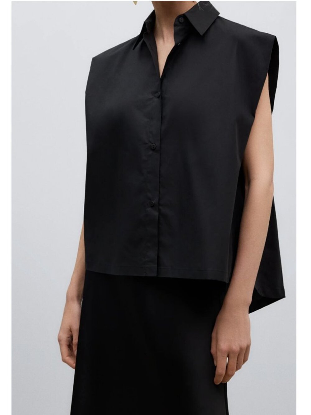 Sleeveless Black Button-Front Collared Top (Fits Like XL)